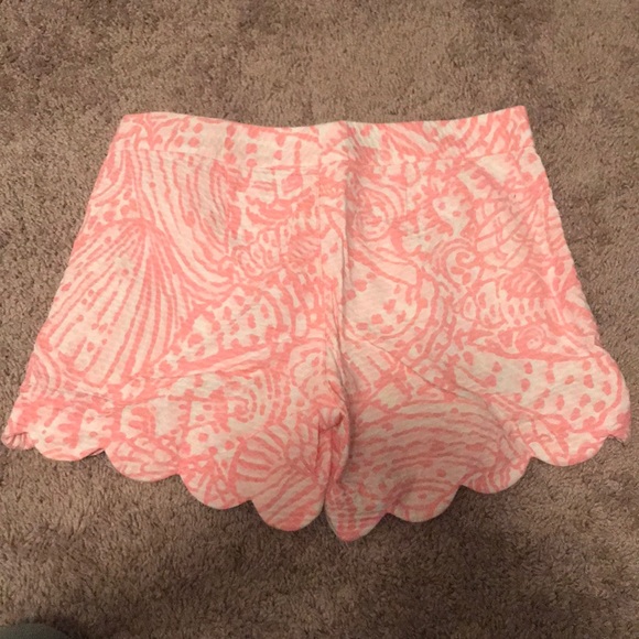 Lilly Pulitzer scallop shorts - Picture 2 of 2